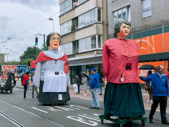 Unik! Rombongan Boneka Raksasa Berkeliaran di Jalanan Belgia, Ribuan Warga Lakukan Hal Ini
