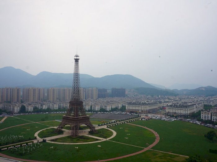 Di China Ada Menara Eiffel, Mirip Banget Sama yang di Paris