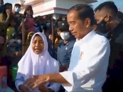 Kasihan, HP Siswi Ini Sampai Rusak Saat Menunggu Kedatangan Presiden Jokowi