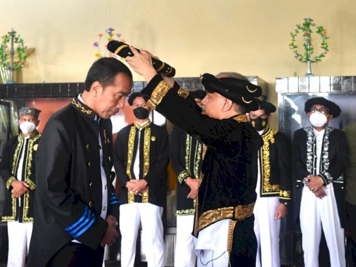 Jokowi Dianugerahi Gelar Kehormatan ‘Dada Madopo Malomo’ dari Kesultanan Ternate