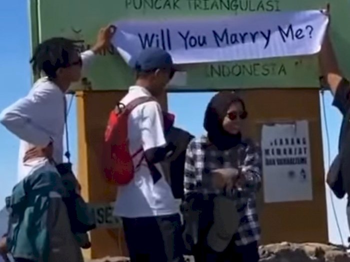 Viral Pendaki Lamar Pacar di Gunung dengan Tulisan 'Wil You Marry Me', Netizen Iri