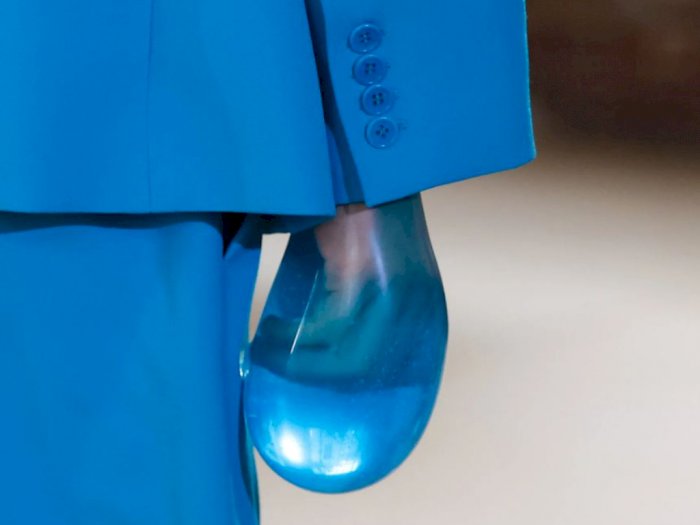 Model Ini Pakai Sarung Tangan Kondom saat Catwalk di Paris Fashion Week, Intip Bentuknya