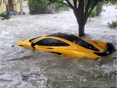 Nyesek! Baru Seminggu Dibeli, Supercar McLaren P1 Langsung Terendam Banjir