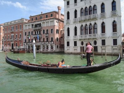 4 Fakta Gondola Venesia yang Mencengangkan, Salah Satunya Sengaja Dibuat Miring