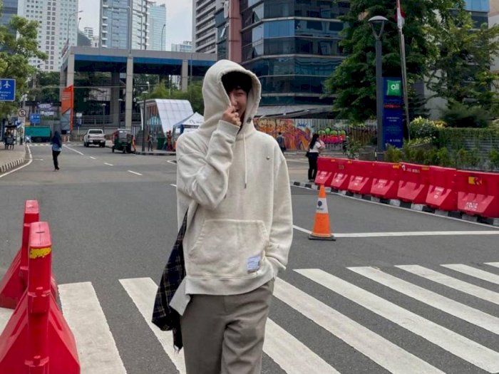 Bikin Heboh! Gaya Ren Jun NCT Bikin Konten Catwalk di Zebra Cross Citayam Fashion Week