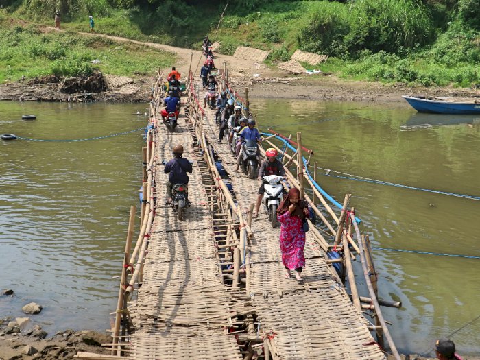 Menantang Maut! Potret Warga Solo dan Sukoharjo Lintasi Jembatan Anyaman Bambu