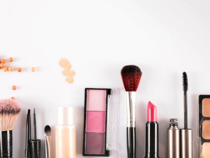 5 Tips Makeup Simpel Anti-Luntur Biar Nyaman Bekerja di Kantor, Cus Simak!