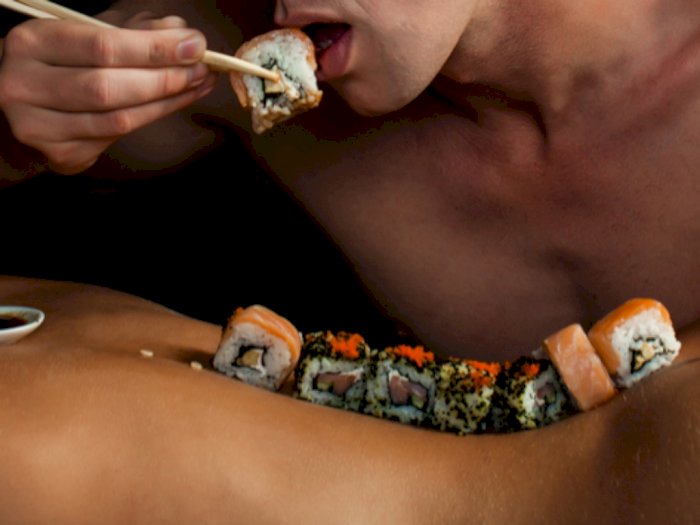 Tradisi Jepang Makan Sushi dari Tubuh Wanita Tanpa Busana Ini Bikin Netizen Gak Abis Pikir