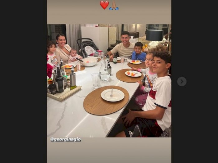 Jadi Kayu Mati di Man United, Cristiano Ronaldo Hibur Diri Makan Bareng Keluarga