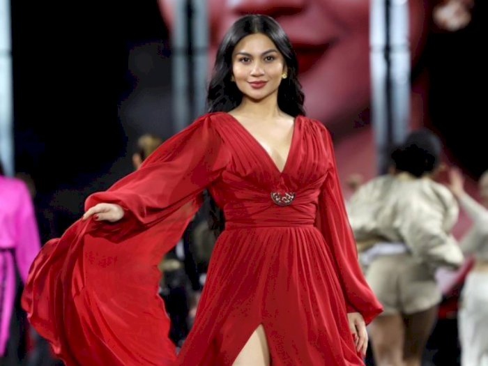 Gaya Memukau Ariel Tatum Catwalk di Paris Fashion Week Pakai Sexy Dress, Publik Bangga!