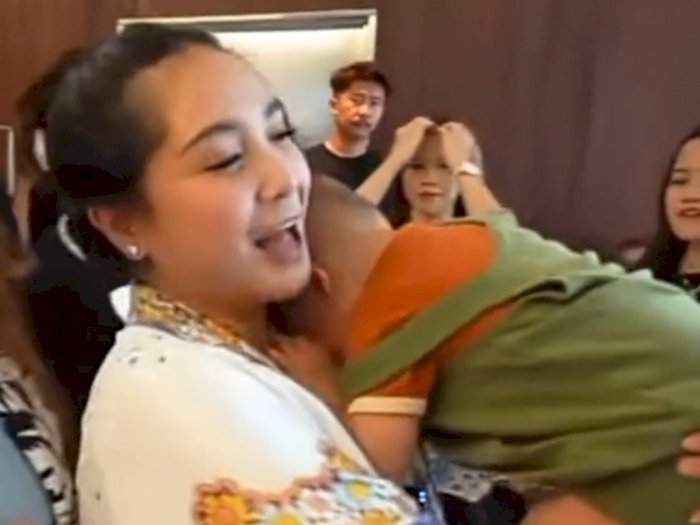 Duh, Gemasnya Gaya Cipung Bertingkah saat Digendong Mama Gigi, Netizen: Lucu Sedunia!