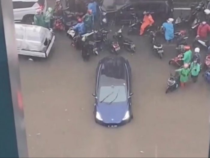 Mobil Listrik Telsa Terendam Banjir di Jaksel: Hati-hati Pas Mau Ngecas Kesetrum