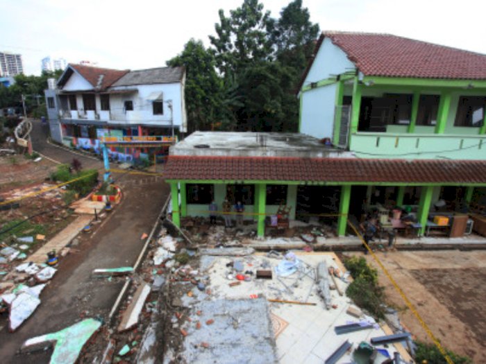 Melayat ke Rumah Korban Tembok Roboh MTsN 19, Wagub DKI: Saya Mohon Maaf dan Berduka Cita