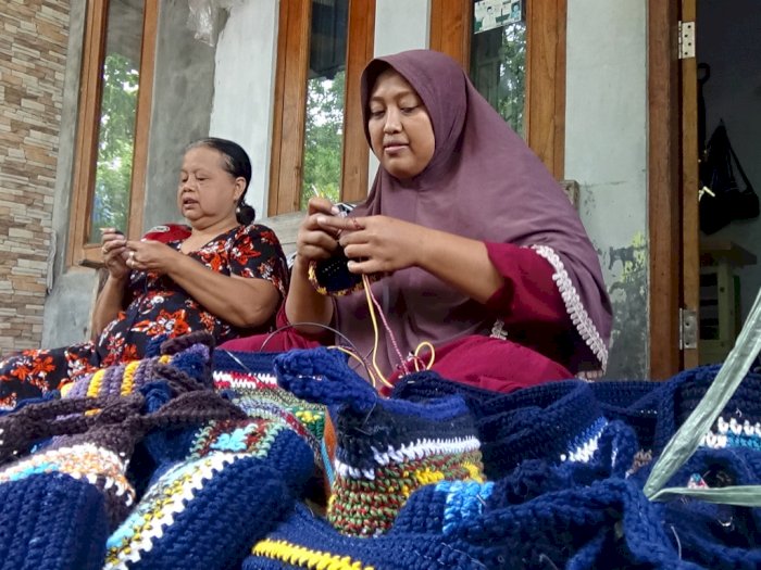 Kisah Emak-emak Tangguh di Kampung Pengkol, Muda dan Lansia Cuan dari Pekerjaan Ini