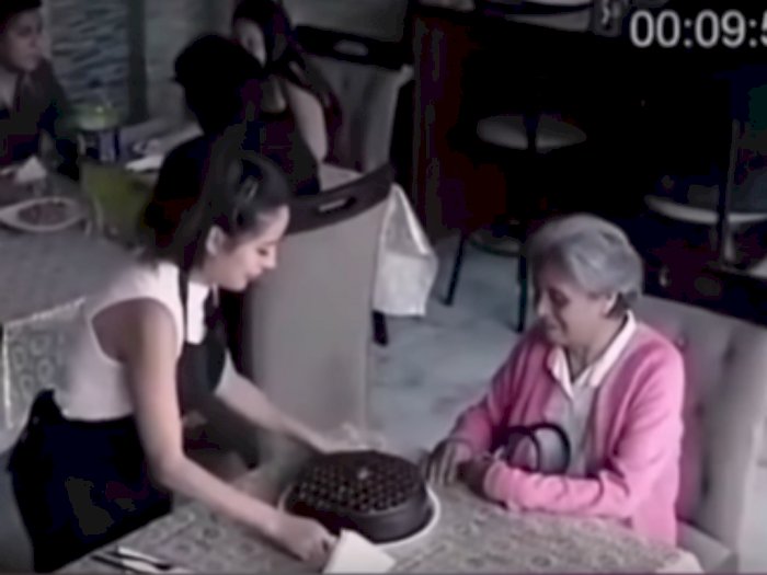 Haru, Nenek Ini Rayakan Ulang Tahunnya Sendiri di Kafe, Lihat Reaksi Orang-orang