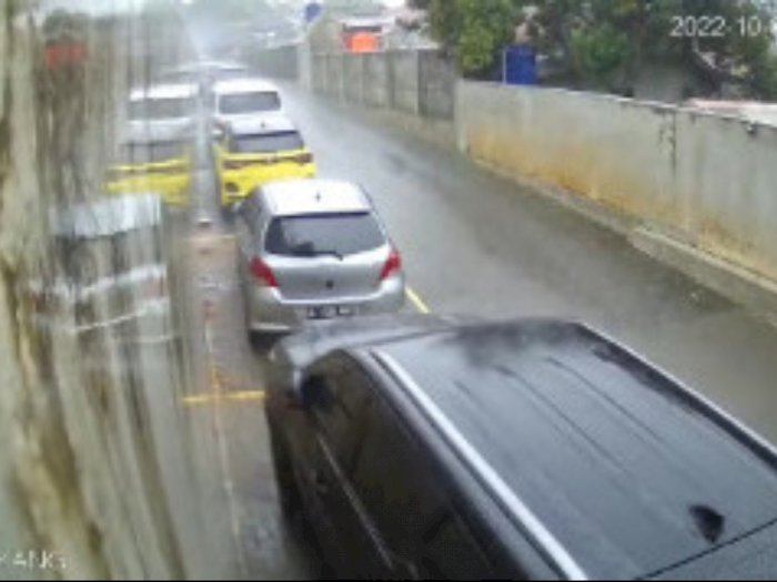 Akibat Hujan Deras, Tembok Roboh Timpa Mobil yang Sedang Parkir