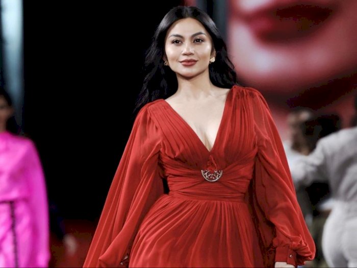 Tampil Menawan di Paris Fashion Week, Ariel Tatum Ternyata Pakai Dress Nyaris Rp100 Juta