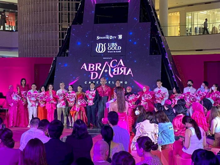 Dobrak Stigma, Caren Delano Luncurkan 150 Gaya Busana Shocking Pink di Abracadabra Show