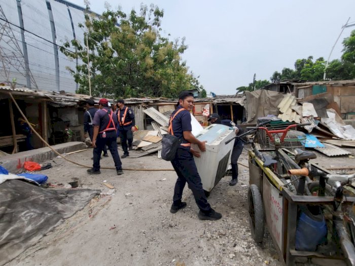 PT KAI Bongkar Ratusan Rumah Bedeng di Kampung Bambu Sekitar Kawasan JIS