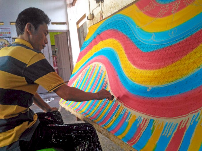 Inovasi Agar Batik Tetap Digemari, Pria Ini Ciptakan Motif Abstrak yang Laris di Amerika