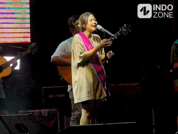 Nadin Amizah Pakai Selempang Wisuda saat Tampil di Synchronize Fest 2022, Resmi Sarjana!