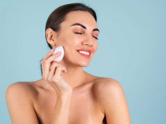5 Fungsi Penting Beauty Blender yang Gak Diketahui, Bisa Buat Skincare-an Juga Loh!