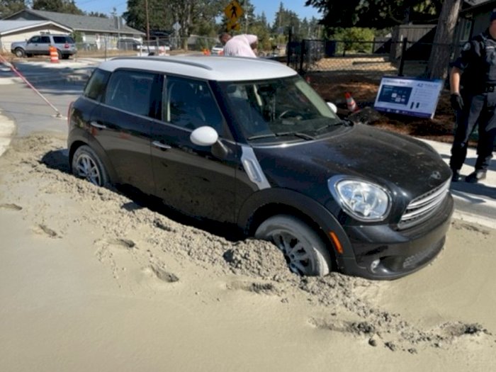 Aksi Pencurian Mini Cooper Gagal, Mobilnya Terjebak di Trotoar yang Masih Basah