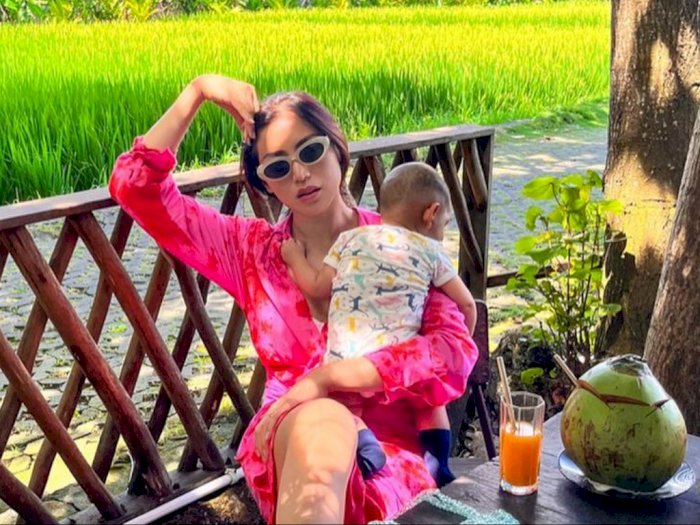 Gaya Jessica Iskandar Mama-mama Pink Gemas Nongkrong di Sawah Gendong Baby Don