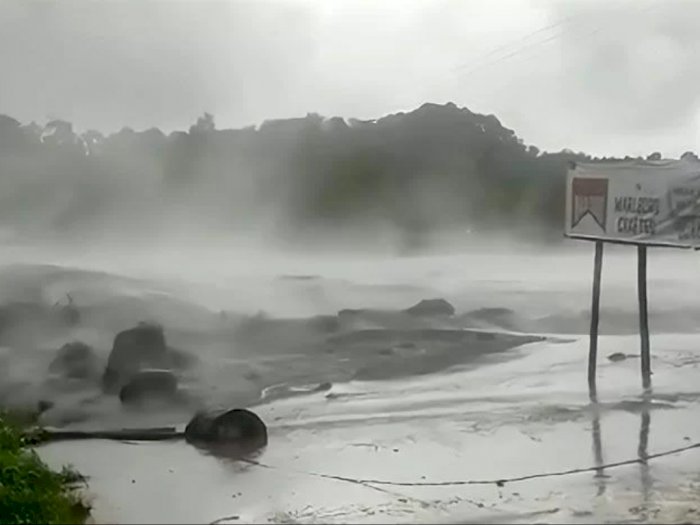 Penampakan Banjir Lahar Gunung Semeru, Sejumlah Alat Berat Terseret Arus