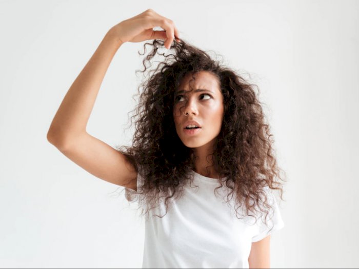 3 Cara Mengatasi Rambut Kering, Ketahui Penyebabnya Dahulu!