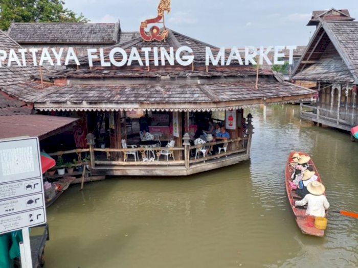 Cuma di Pattaya Floating Market, Turis Ditemani Foto oleh Ladyboy dengan Tip Seikhlasnya