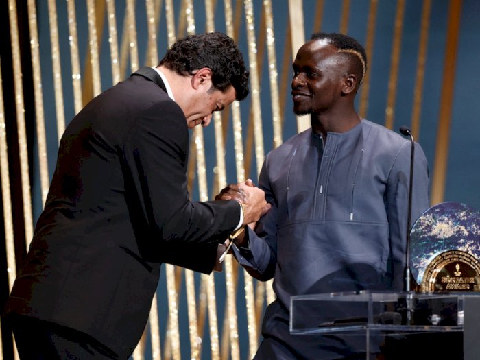 Punya Akhlak Mulia, Sadio Mane Jadi Pemain Pertama yang Menangi Socrates Award