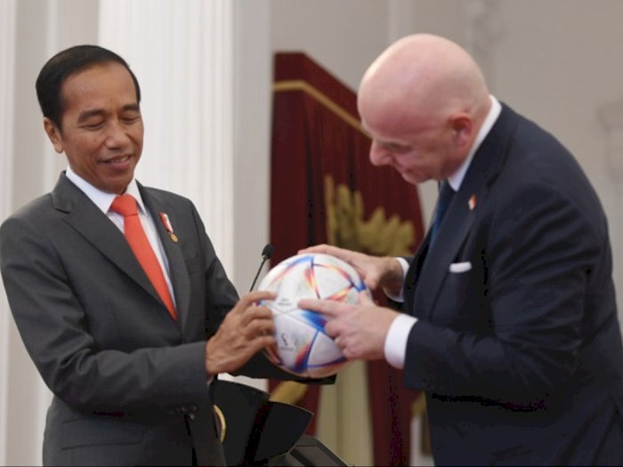FIFA Berikan Hadiah Ini pada Presiden Jokowi saat Kunjungi Istana Negara