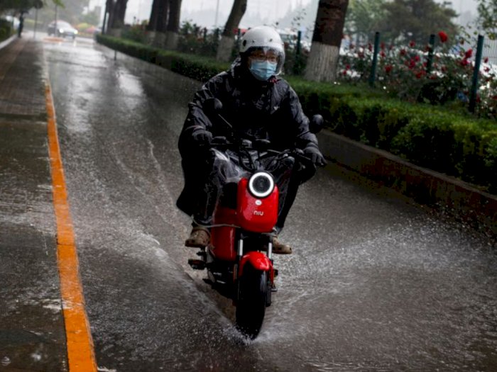 Dear Riders, 7 Jenis Jas Hujan Berikut Ini Wajib Kamu Tau Lho!
