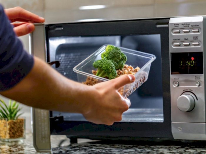 Hoaks! Panaskan Makanan di Microwave Bisa Picu Sel Kanker