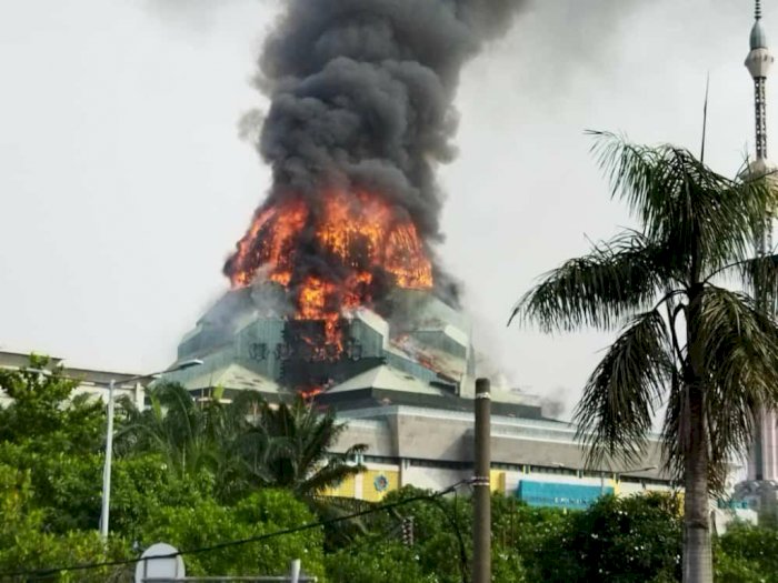 Kubah Jakarta Islamic Center Terbakar, Puluhan Petugas Dikerahkan