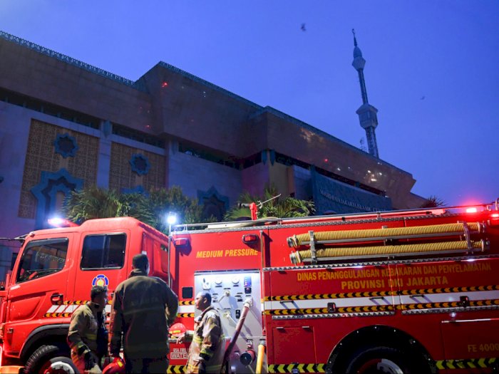Damkar Temukan Masih Ada Bara Api di Jakarta Islamic Center
