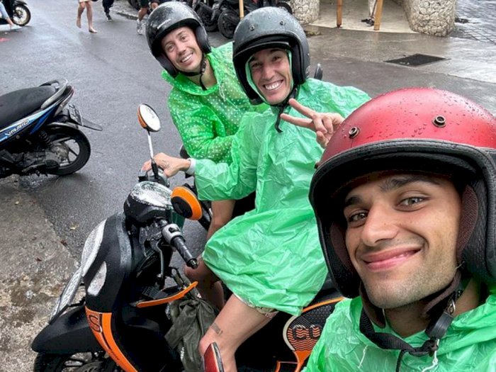 Healing ke Bali di Musim Hujan, Dua Rider MotoGP Ini Motoran Pakai Jas Hujan Kresek