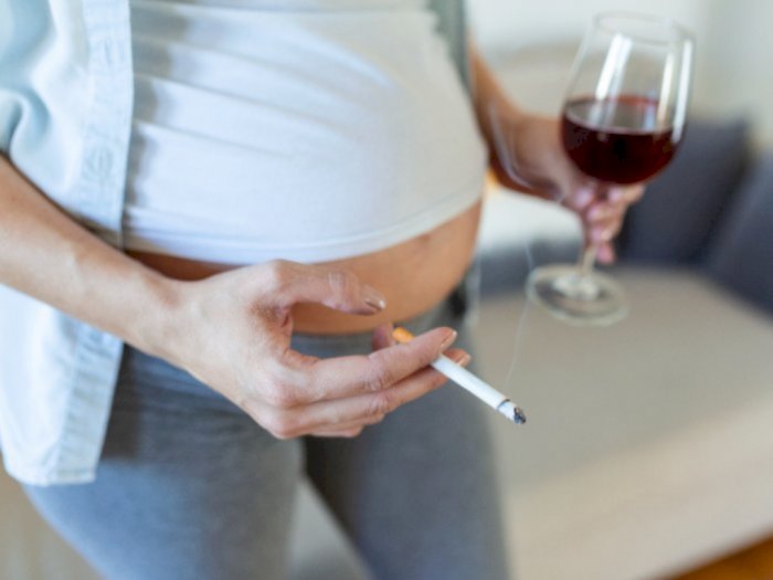 Viral Wanita Nekat Merokok Padahal Lagi Hamil, Ini Efek Buruknya ke Janin