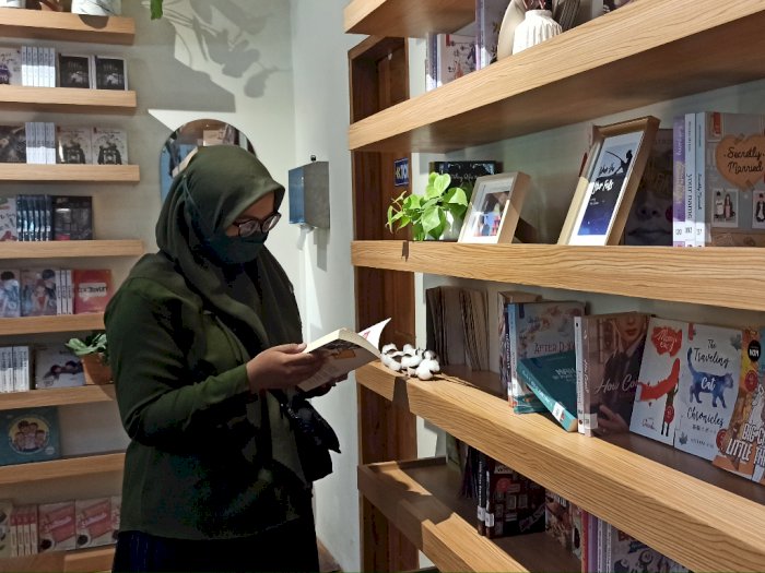 Nongkrong di 'Kafe Pintar' Ponorogo Ini, Kamu Bisa Baca Ratusan Buku Sepuasnya Gratis!