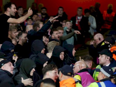 Fans PSV Bikin Rusuh Usai Kalah dari Arsenal: Lempar Flare dan Rusak Kursi!