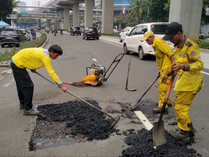 Pemprov DKI Perbaiki Jalan Berlubang di Jalan Rasuna Said Akibat Pembangunan LRT
