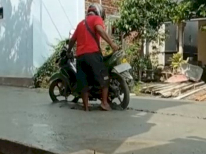 Ngakak! Aksi Pria Ponorogo Nekat Terabas Cor-coran Jalan yang Sedang Diperbaiki Viral