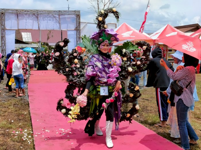 Fashion Show Terunik! Puluhan "Manusia Bunga" Adu Pesona dengan Kostum Gak Biasa