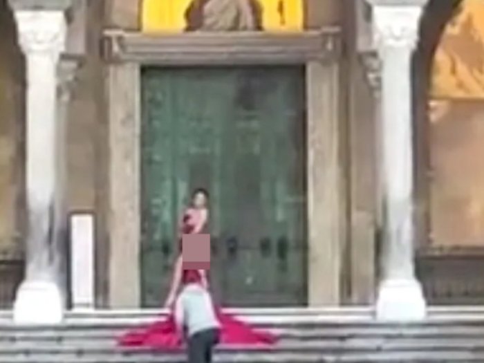 Pose Vulgar di Depan Katedral, Turis Wanita Ini Picu Kemarahan