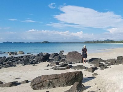 Melihat Pantai Jerangkat, Punya Pasir Putih Bersih yang Tersembunyi di Bangka Belitung 