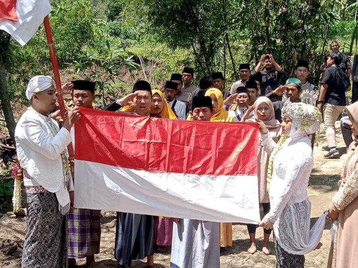 Pernikahan Unik di Ponorogo: Pengantin Mengibarkan Bendera Merah Putih, Nasionalis Banget!