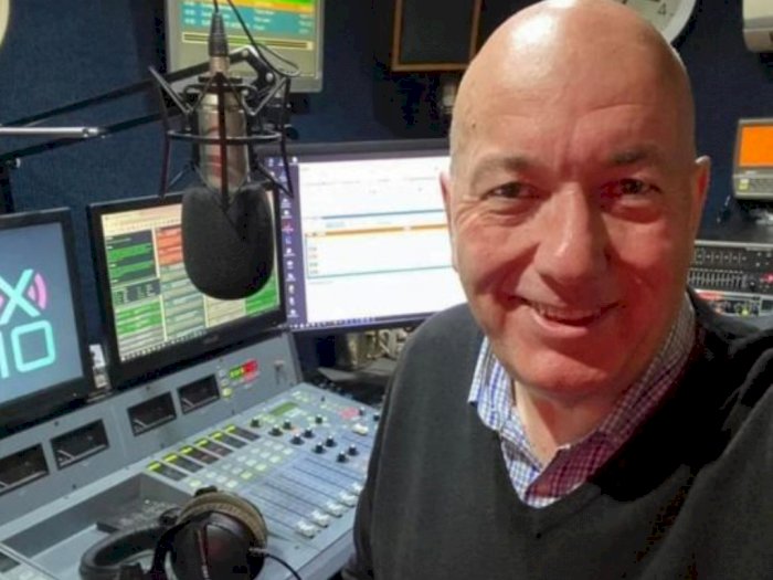Penyiar Radio di Inggris Meninggal Dunia saat Siaran, Serangan Jantung saat Puterin Lagu