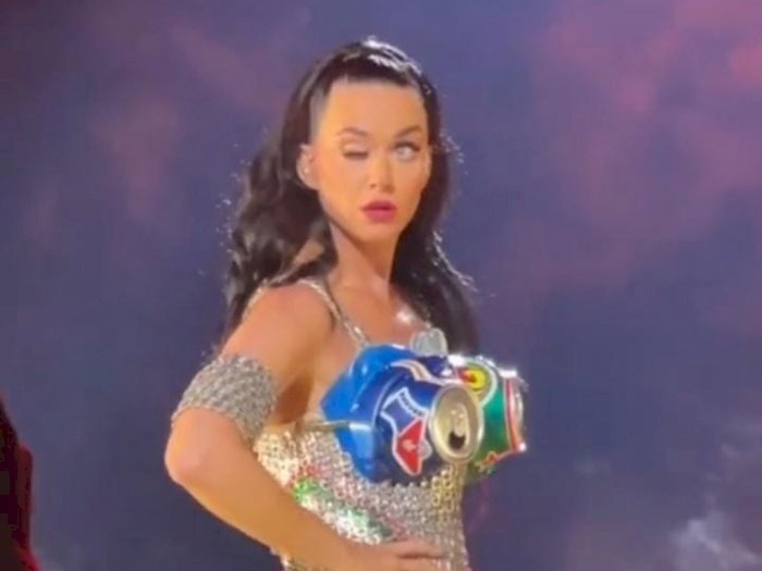 Katy Perry Tampil Nyentrik Kenakan Dress Minuman Kaleng, Kok Gelagatnya Aneh!
