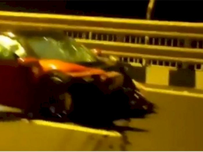 Ngebut saat Bawa Supercar Ferrari di Jalan Tol, Supercar Ini Alami Kecelakaan Hebat!